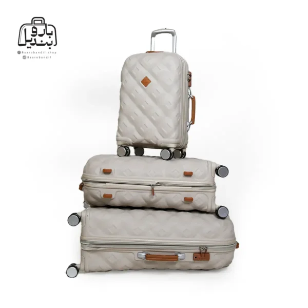 تصویر اختصاصی از چمدان سه تکهٔ آی‌تی it مدل embellish در رنگ کرم