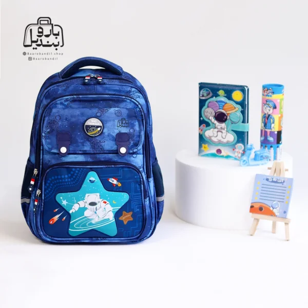 تصویر اختصاصی از نمای جلوی کوله پشتی مدرسه baotiankeda در طرح فضانورد در رنگ سرمه ای