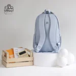 تصویر اختصاصی از نمای پشتی کوله پشتی مدرسه کریس بلا 1026 در طرح ساده در رنگ آبی