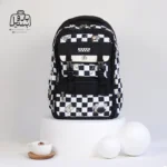 تصویر اختصاصی از نمای جلوی کوله پشتی مدرسه کریس بلا 1027 در طرح چهارخونه در رنگ مشکی