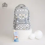 تصویر اختصاصی از نمای جلوی کوله پشتی مدرسه کریس بلا 1027 در طرح چهارخونه در رنگ آبی