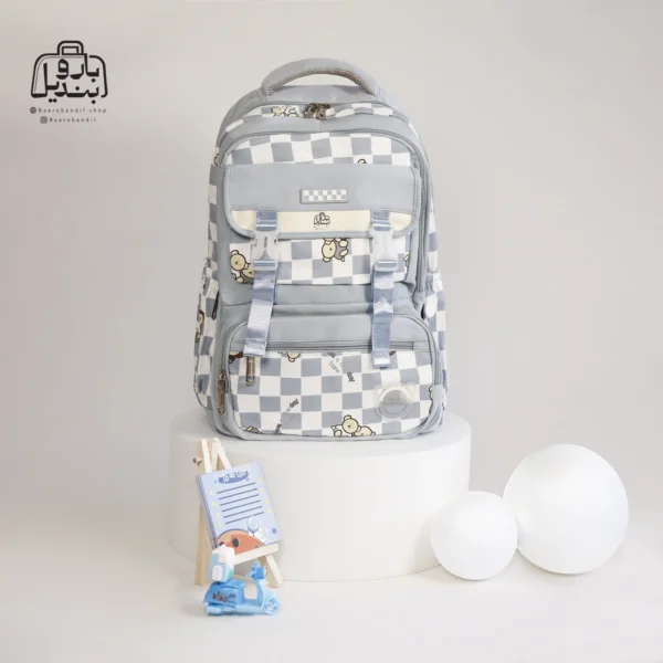 تصویر اختصاصی از نمای جلوی کوله پشتی مدرسه کریس بلا 1027 در طرح چهارخونه در رنگ آبی