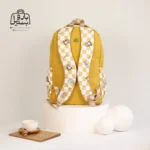 تصویر اختصاصی از نمای پشتی کوله پشتی مدرسه کریس بلا 1027 در طرح چهارخونه در رنگ خردلی