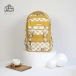 تصویر اختصاصی از نمای جلوی کوله پشتی مدرسه کریس بلا 1027 در طرح چهارخونه در رنگ خردلی