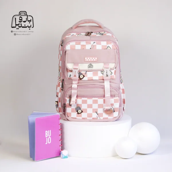 تصویر اختصاصی از نمای جلوی کوله پشتی مدرسه کریس بلا 1027 در طرح چهارخونه در رنگ صورتی