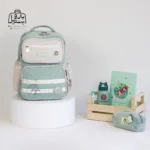 تصویر اختصاصی از نمای جلوی کوله پشتی مدرسه کریس بلا 5003 در طرح رنگین کمان در رنگ سبز