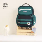 تصویر اختصاصی از نمای جلوی کوله پشتی مدرسه کریس بلا 5004 در طرح فضانورد در رنگ سبز