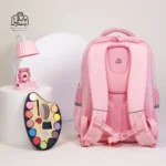 تصویر اختصاصی از نمای پشتی کوله پشتی مدرسه سان ایت 0253 در طرح ستاره و شخصیت کارتونی در رنگ صورتی