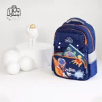 تصویر اختصاصی از نمای جلو و کناری کوله پشتی مدرسه سان ایت 2168 در طرح فضانورد در رنگ سرمه ای