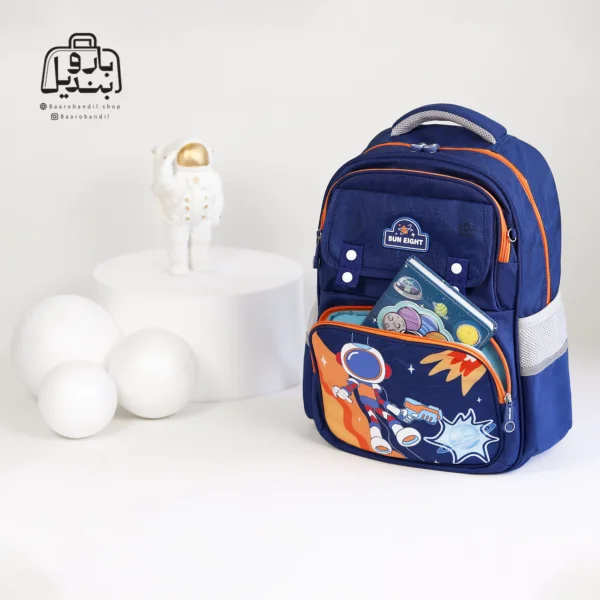 تصویر اختصاصی از نمای جلو و کناری کوله پشتی مدرسه سان ایت 2168 در طرح فضانورد در رنگ سرمه ای