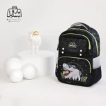 تصویر اختصاصی از نمای جلو و کناری کوله پشتی مدرسه سان ایت 2168 در طرح دایناسور در رنگ مشکی