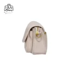 تصویر اختصاصی از نمای کناری کیف دوشی زنانه موجیتو کد 88169 در رنگ کرمی