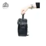 تصویر اختصاصی از نمای کناری کیف دوشی زنانه دنیز جنوا کد ۰۰۹۵ در رنگ مشکی