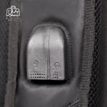 تصویر اختصاصی از نمای پورت USB کوله‌پشتی بنلتون کد ۱۰۰ در رنگ مشکی