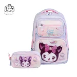 تصویر اختصاصی از نمای جلوی کوله پشتی مدرسه هونکا ۲۶۱۹ طرح کرومی در رنگ آبی همراه با جامدادی