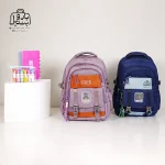 تصویر اختصاصی از نمای جلوی کوله پشتی مدرسه یونیک ۱۰۱۱ در رنگ یاسی و سرمه‌ای