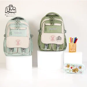 تصویر اختصاصی از نمای جلوی کوله پشتی مدرسه یونیک ۱۰۱۴ در رنگ سبز پاستیلی سبز