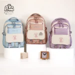 تصویر اختصاصی از نمای جلوی کوله پشتی مدرسه یونیک ۱۰۱۴ در رنگ آجری یاسی آبی