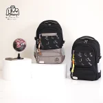 تصویر اختصاصی از نمای جلوی کوله پشتی مدرسه یونیک ۱۰۳۳ در رنگ مشکی نسکافه‌ای مشکی