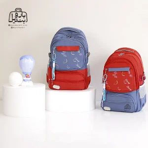 تصویر اختصاصی از نمای جلوی کوله پشتی مدرسه یونیک ۱۰۳۳ در رنگ آبی قرمز