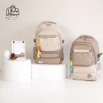 تصویر اختصاصی از نمای جلوی کوله پشتی مدرسه یونیک ۱۰۳۳ در رنگ شکلاتی کرم