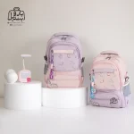 تصویر اختصاصی از نمای جلوی کوله پشتی مدرسه یونیک ۱۰۳۳ در رنگ یاسی صورتی