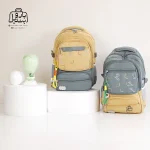 تصویر اختصاصی از نمای جلوی کوله پشتی مدرسه یونیک ۱۰۳۳ در رنگ خردلی سبز