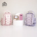 تصویر اختصاصی از نمای جلوی کوله پشتی مدرسه زاندی ۰۰۰۸ در رنگ یاسی صورتی