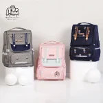 تصویر اختصاصی از نمای جلوی کوله پشتی مدرسه زاندی ۱۱۷۸ در رنگ سرمه‌ای صورتی طوسی