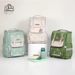 تصویر اختصاصی از نمای جلوی کوله پشتی مدرسه زاندی ۱۱۷۸ در رنگ سبز پاستیلی کرم سبز