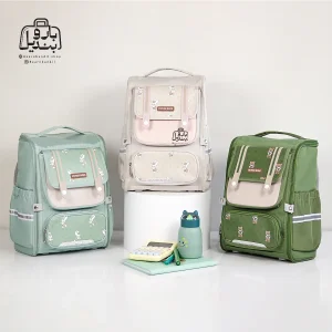 تصویر اختصاصی از نمای جلوی کوله پشتی مدرسه زاندی ۱۱۷۸ در رنگ سبز پاستیلی کرم سبز