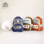 تصویر اختصاصی از نمای جلوی کوله پشتی مدرسه زاندی ۱۲۲۶ در رنگ سرمه‌ای شکلاتی نارنجی