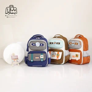 تصویر اختصاصی از نمای جلوی کوله پشتی مدرسه زاندی ۱۲۲۶ در رنگ سرمه‌ای شکلاتی نارنجی