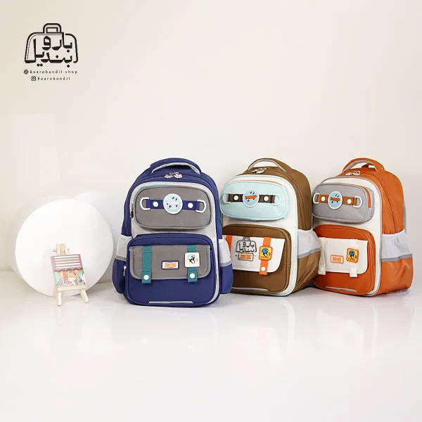 تصویر اختصاصی از نمای جلوی کوله پشتی مدرسه زاندی ۱۲۲۶ در رنگ سرمه‌ای شکلاتی نارنجی