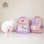 تصویر اختصاصی از نمای جلوی کوله پشتی مدرسه زاندی ۱۲۲۶ در رنگ یاسی صورتی