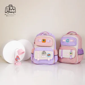 تصویر اختصاصی از نمای جلوی کوله پشتی مدرسه زاندی ۱۲۲۶ در رنگ یاسی صورتی