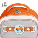 تصویر اختصاصی از دستهٔ کوله پشتی مدرسه زاندی ۱۲۲۶ در رنگ نارنجی