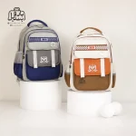 تصویر اختصاصی از نمای جلوی کوله پشتی مدرسه زاندی ۱۲۲۷ در رنگ شکلاتی سرمه‌ای