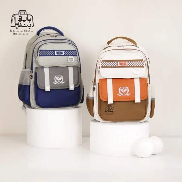 تصویر اختصاصی از نمای جلوی کوله پشتی مدرسه زاندی ۱۲۲۷ در رنگ شکلاتی سرمه‌ای