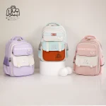 تصویر اختصاصی از نمای جلوی کوله پشتی مدرسه زاندی ۱۲۲۷ در رنگ صورتی یاسی آبی پاستلی