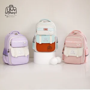 تصویر اختصاصی از نمای جلوی کوله پشتی مدرسه زاندی ۱۲۲۷ در رنگ صورتی یاسی آبی پاستلی