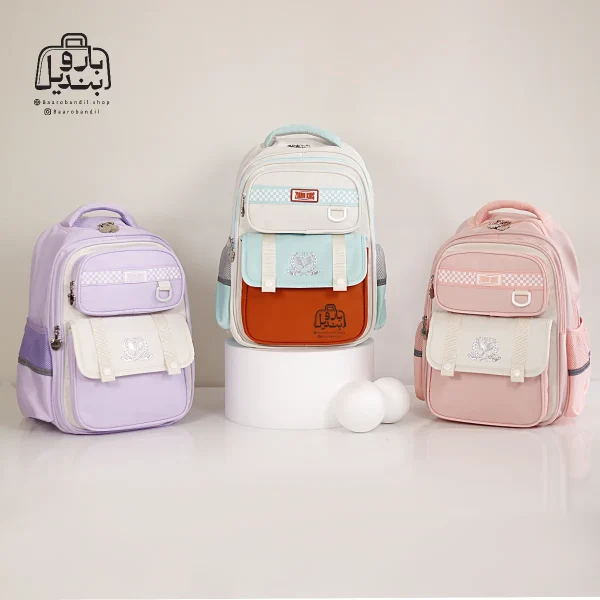 تصویر اختصاصی از نمای جلوی کوله پشتی مدرسه زاندی ۱۲۲۷ در رنگ صورتی یاسی آبی پاستلی