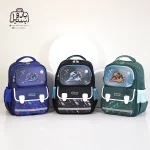 تصویر اختصاصی از نمای جلوی کوله پشتی مدرسه زاندی ۱۲۵۳ در رنگ سرمه‌ای مشکی سبز