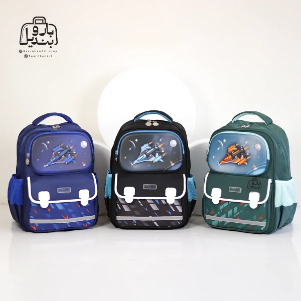 تصویر اختصاصی از نمای جلوی کوله پشتی مدرسه زاندی ۱۲۵۳ در رنگ سرمه‌ای مشکی سبز