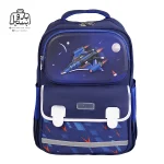 تصویر اختصاصی از نمای جلوی کوله پشتی مدرسه زاندی ۱۲۵۳ در رنگ سرمه‌ای