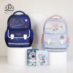 تصویر اختصاصی از نمای جلوی کوله پشتی مدرسه زاندی ۱۲۵۳ در رنگ سرمه‌ای آبی روشن