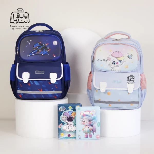 تصویر اختصاصی از نمای جلوی کوله پشتی مدرسه زاندی ۱۲۵۳ در رنگ سرمه‌ای آبی روشن