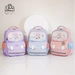 تصویر اختصاصی از نمای جلوی کوله پشتی مدرسه زاندی ۱۲۵۳ در رنگ یاسی صورتی آبی روشن