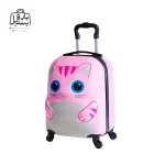 تصویر اختصاصی از نمای جلو و کناری همراه با دستهٔ ترولی (کشنده) چمدان بچگانه گربه در رنگ صورتی