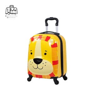 تصویر اختصاصی از نمای جلو کناری همراه با دستهٔ ترولی (کشنده) چمدان بچگانه شیر در رنگ نارنجی